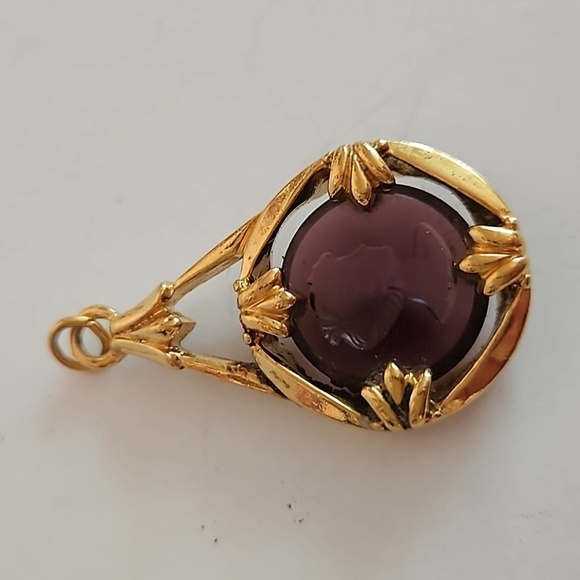 AVON PURPLE Glass Intaglio & Goldtone Pendant - Picture 4 of 6